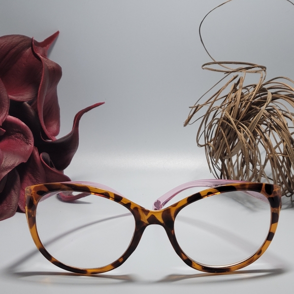 Betsey Johnson Round Cat Reader - Picture 2 of 5